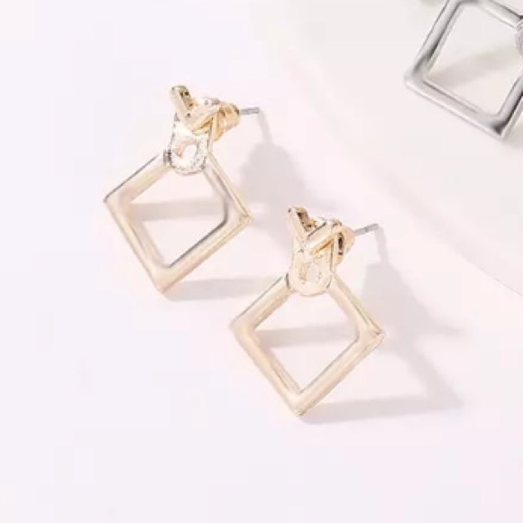NEW!💙💎MINIMALIST!💛GOLDEN💛V SQUARE💛STUDS!💎💙 - Picture 4 of 8